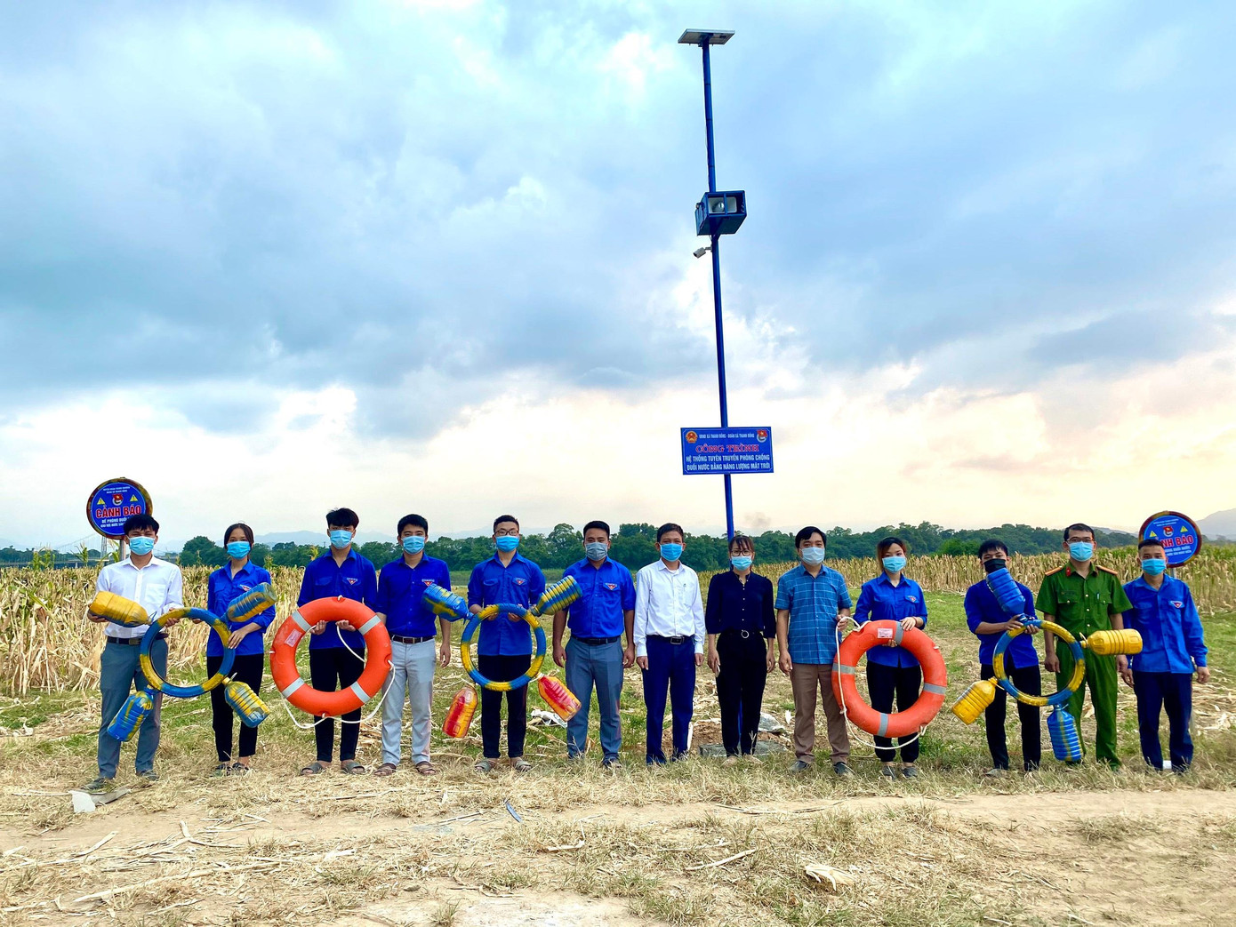 BTV Huyện đoàn Thanh Chương (Nghệ An) chỉ đạo lắp đặt điểm hệ thống tuyên truyền phòng chống đuối nước bằng năng lượng mặt trời. BTV Huyện đoàn Thanh Chương (Nghệ An) chỉ đạo lắp đặt điểm hệ thống tuyên truyền phòng chống đuối nước bằng năng lượng mặt trời.