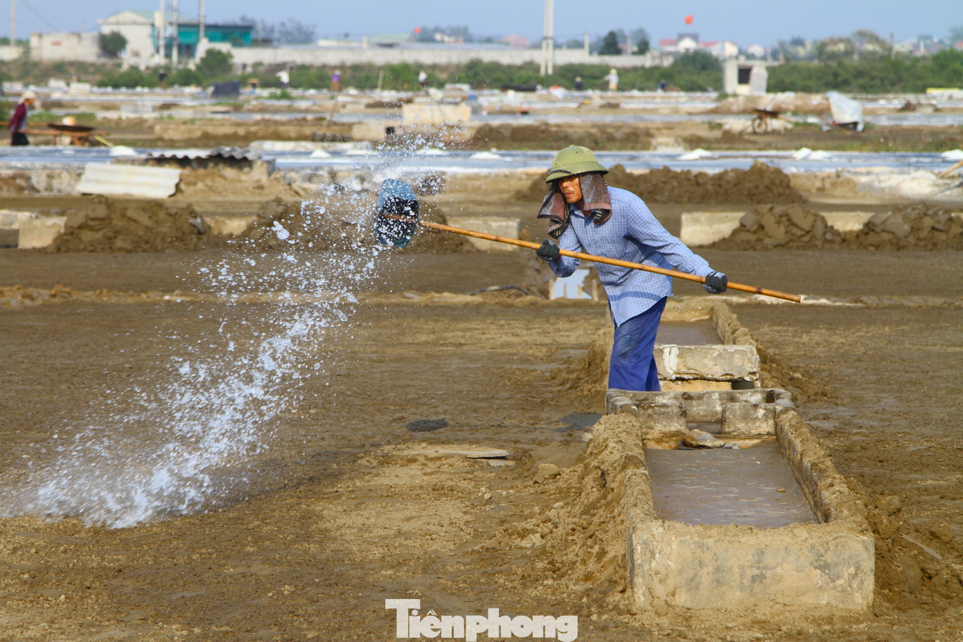 Tưới nước biển lên đất nhiều lần để phơi khô.
