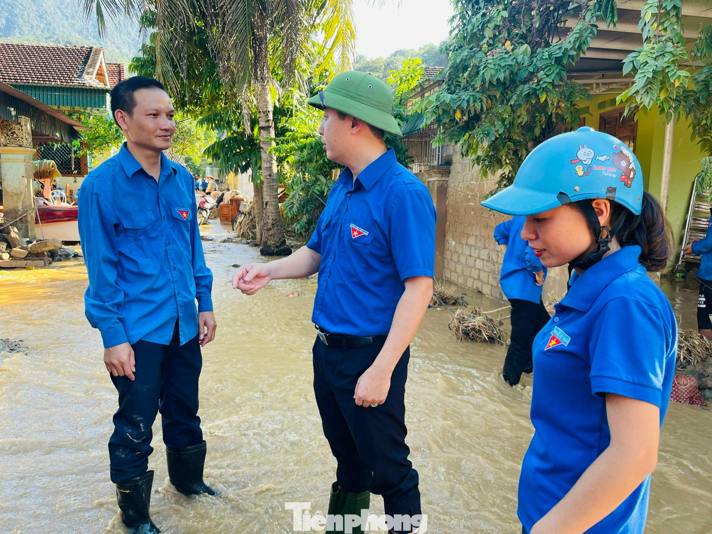 Trước tinh thần &quot;đâu cần thanh niên có, đâu khó có thanh niên&quot; cũng như khẳng định vai trò của thế hệ trẻ trong công tác an sinh xã hội, phát triển kinh tế, anh Lê Văn Lương - Ủy viên BCH T.Ư Đoàn, Bí thư Tỉnh Đoàn Nghệ An (giữa) đã có mặt tại hiện trường động viên đoàn viên thanh niên xung kích tại tâm lũ. Đồng thời, giao nhiệm vụ cho anh Vi Thái Thuận - Bí thư Huyện Đoàn Kỳ Sơn chỉ đạo, hướng dẫn tình nguyện viên phối hợp tốt với các lực lượng chức năng khắc phục hậu quả do lũ quét.