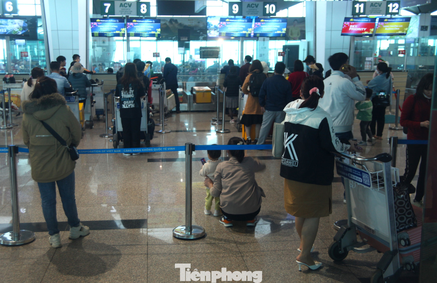 Phía bên trong, các hãng hàng không vẫn tiếp nhận làm thủ tục cho các khách hàng có chuyến bay sắp đến giờ bay. Tuy nhiên, hành khách sau đó phải vào khu vực chờ và chưa biết đến khi nào chuyến bay mới được cất cánh trở lại.