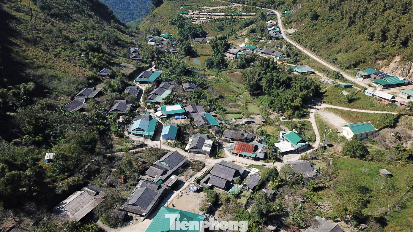 Những con đèo uốn lượn bên núi non điệp trùng thích hợp cho phượt thủ chinh phục chốn thâm sơn cùng cốc này.