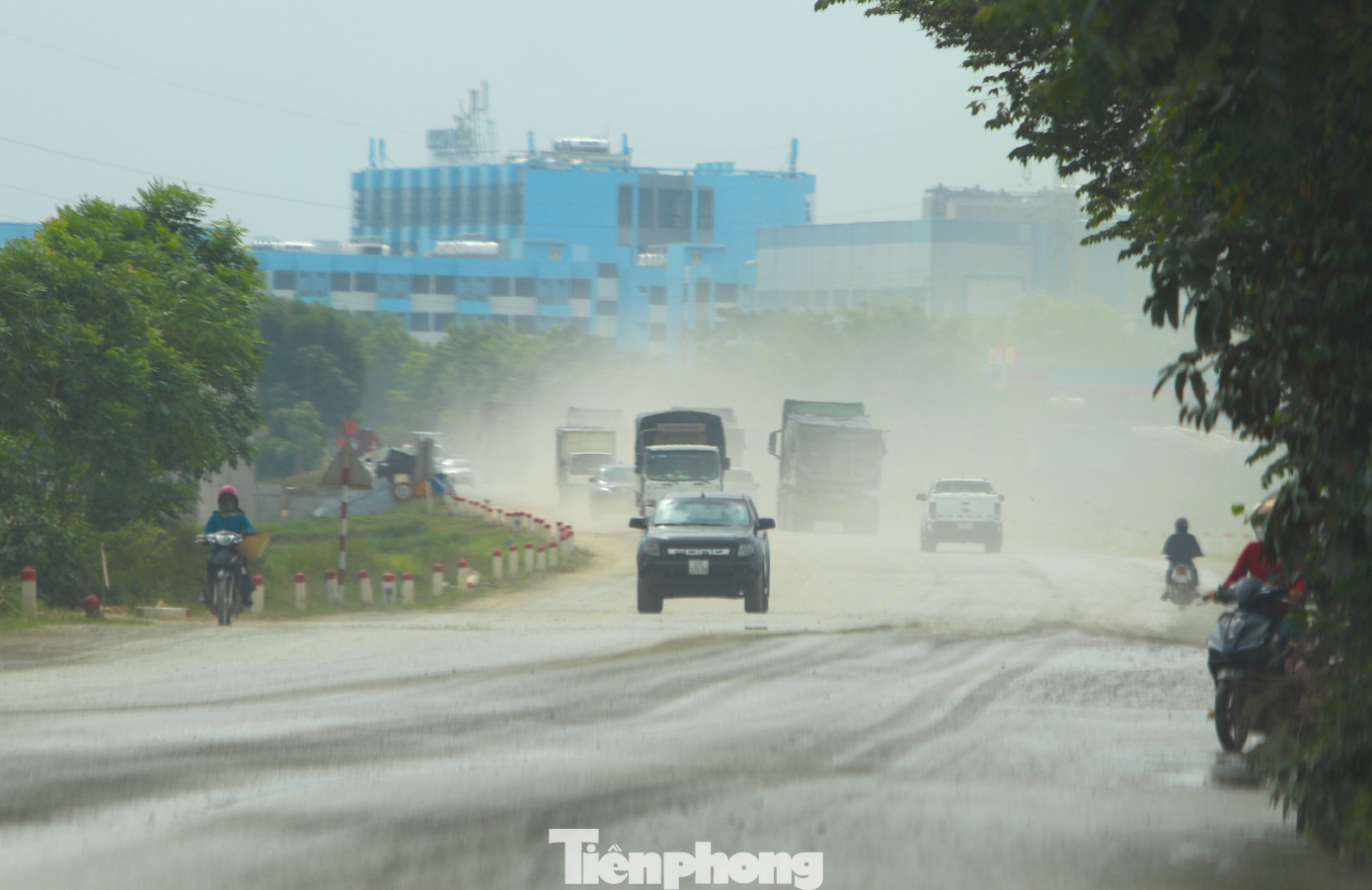 Mỗi ngày có hàng trăm lượt xe tải, xe ben lớn nhỏ chở nguyên vật liệu đi qua khiến tuyến đường này càng thêm ô nhiễm bụi bẩn.