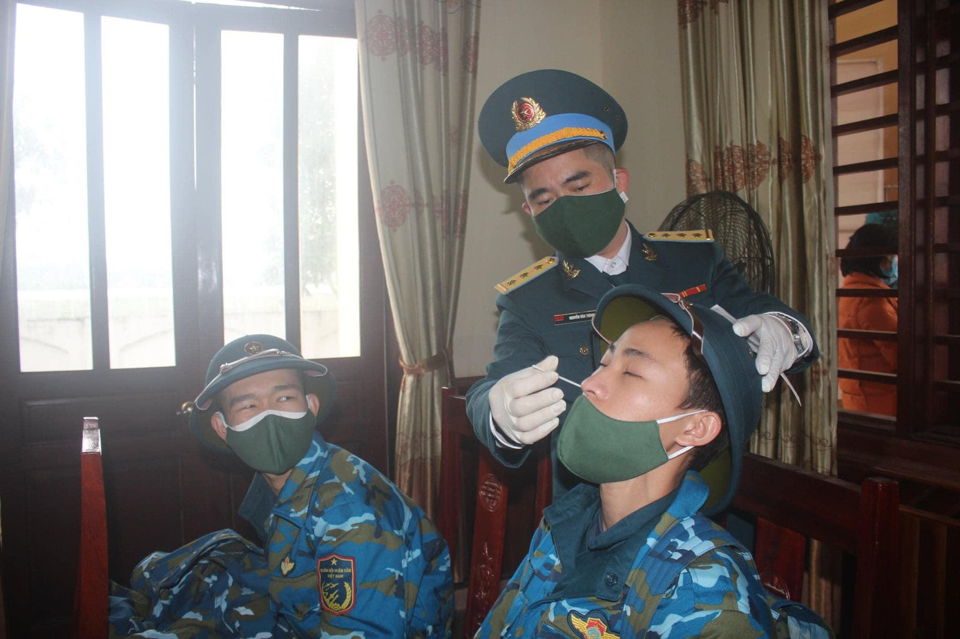 Để đảm bảo công tác phòng chống dịch nên các tân binh sẽ được test COVID-19 trước khi tham gia tổ chức lễ giao nhận quân cho các đơn vị.