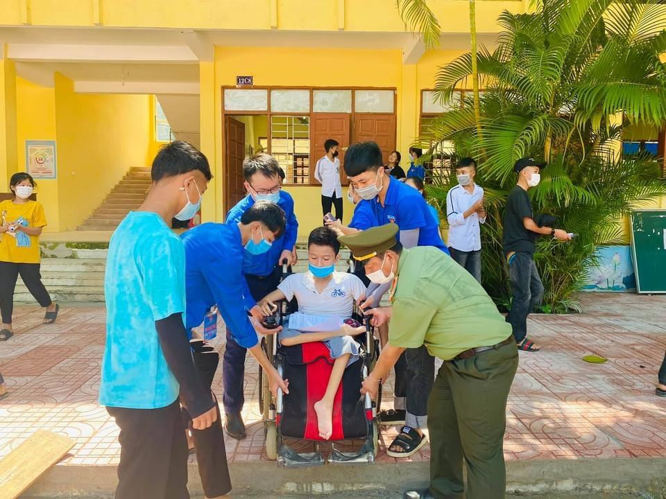 Tinh thần tương thân, tương ái, trách nhiệm với cộng đồng. Ảnh Xã Tú. Tinh thần tương thân, tương ái, trách nhiệm với cộng đồng. Ảnh Xã Tú.