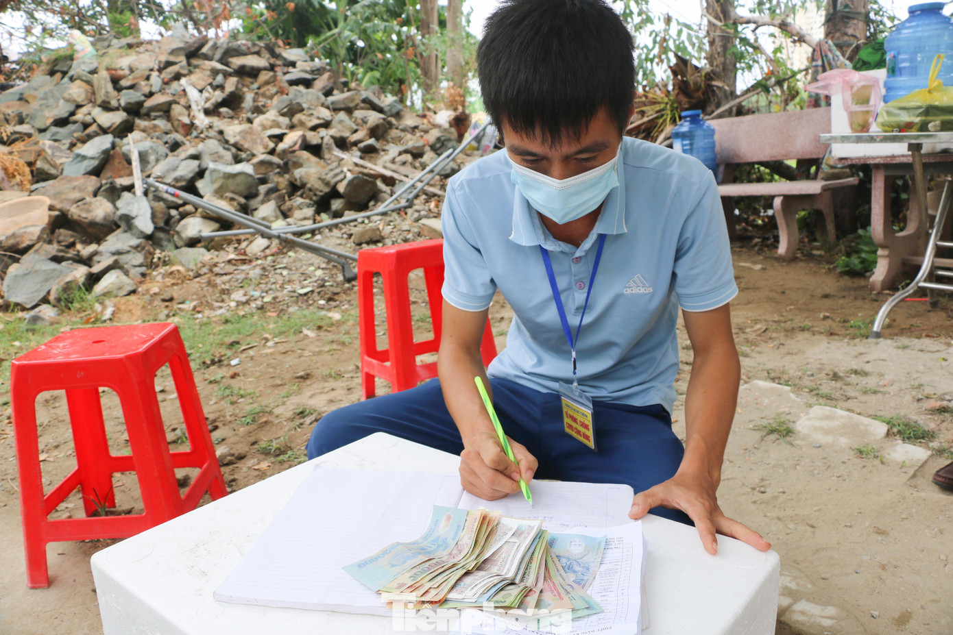 Anh Bùi Viết Bình - Tổ COVID cộng đồng xóm 4, xã Hưng Chính, thành phố Vinh đang tổng hợp những nhu yếu phẩm mà người dân trong xóm cần mua và kiểm đếm số tiền người dân trả. Anh Bùi Viết Bình - Tổ COVID cộng đồng xóm 4, xã Hưng Chính, thành phố Vinh đang tổng hợp những nhu yếu phẩm mà người dân trong xóm cần mua và kiểm đếm số tiền người dân trả.