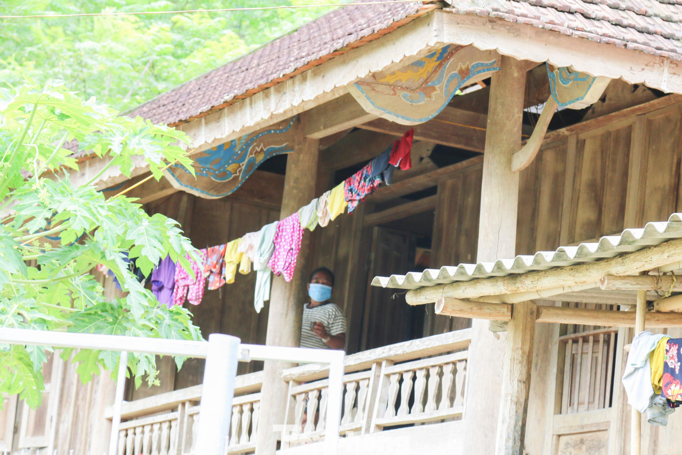 Ngoài 7 ca dương tính SARS-CoV-2 ở bản La Ngan, huyện Kỳ Sơn (Nghệ An) cũng đã ghi nhận 3 ca dương tính tại bản Lưu Tiến, xã Chiêu Lưu. Bên cạnh đó, huyện biên giới cũng đang khẩn trương lên các phương án đón người lao động từ các tỉnh phía Nam về địa phương cách ly.