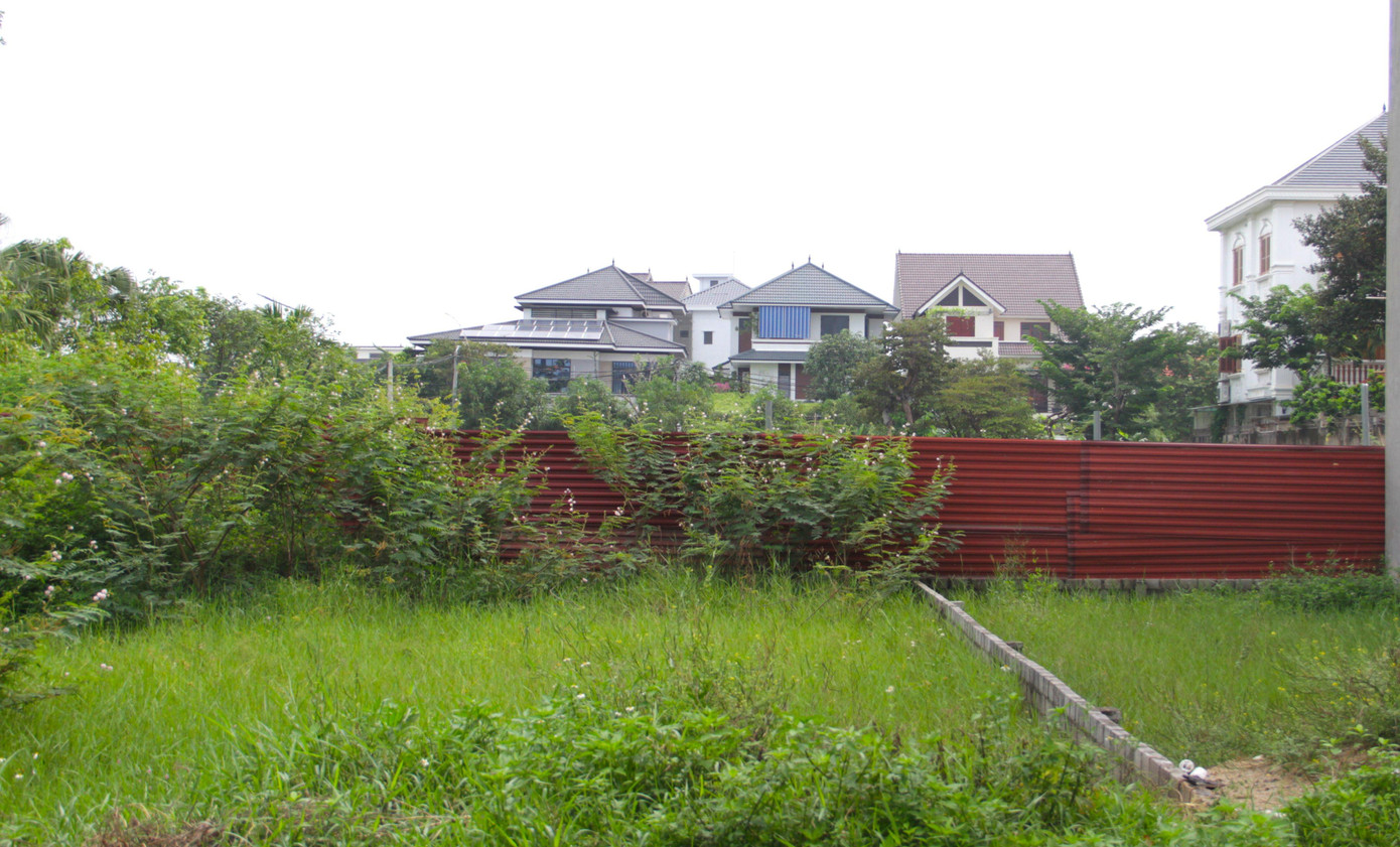 Dự án khu đô thị Minh Khang từng dính nhiều lùm xùm và bê bối. Cụ thể, chủ đầu tư từng dính vào việc bị khách hàng kiện cáo khi 1 lô đất được chuyển nhượng cho nhiều người, các lô đất được sử dụng sai mục đích, vi phạm quy hoạch xây dựng.... Dự án khu đô thị Minh Khang từng dính nhiều lùm xùm và bê bối. Cụ thể, chủ đầu tư từng dính vào việc bị khách hàng kiện cáo khi 1 lô đất được chuyển nhượng cho nhiều người, các lô đất được sử dụng sai mục đích, vi phạm quy hoạch xây dựng....