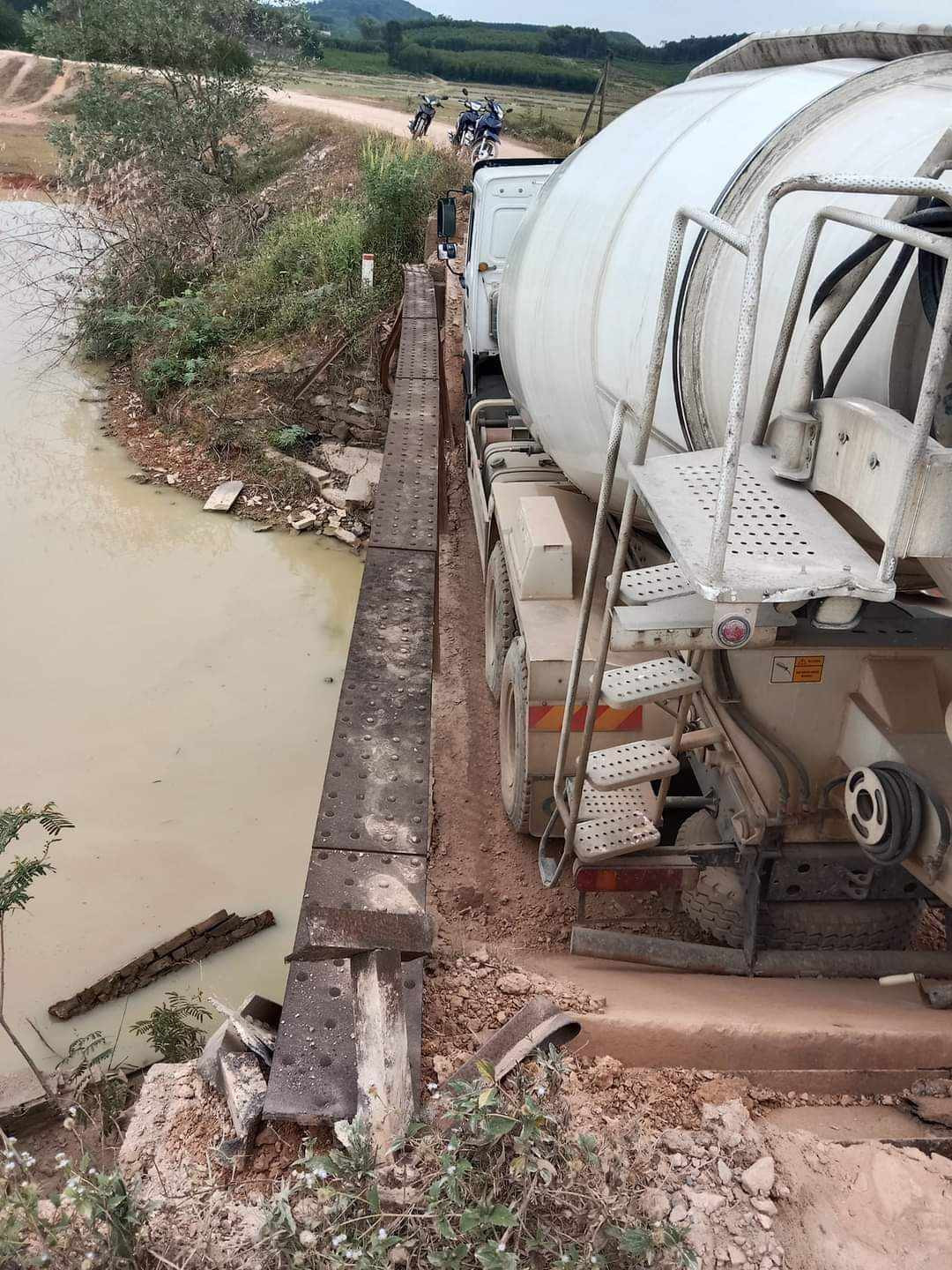 Chiếc xe nằm gọn trong chiếc cầu bị sập. Chiếc xe nằm gọn trong chiếc cầu bị sập.