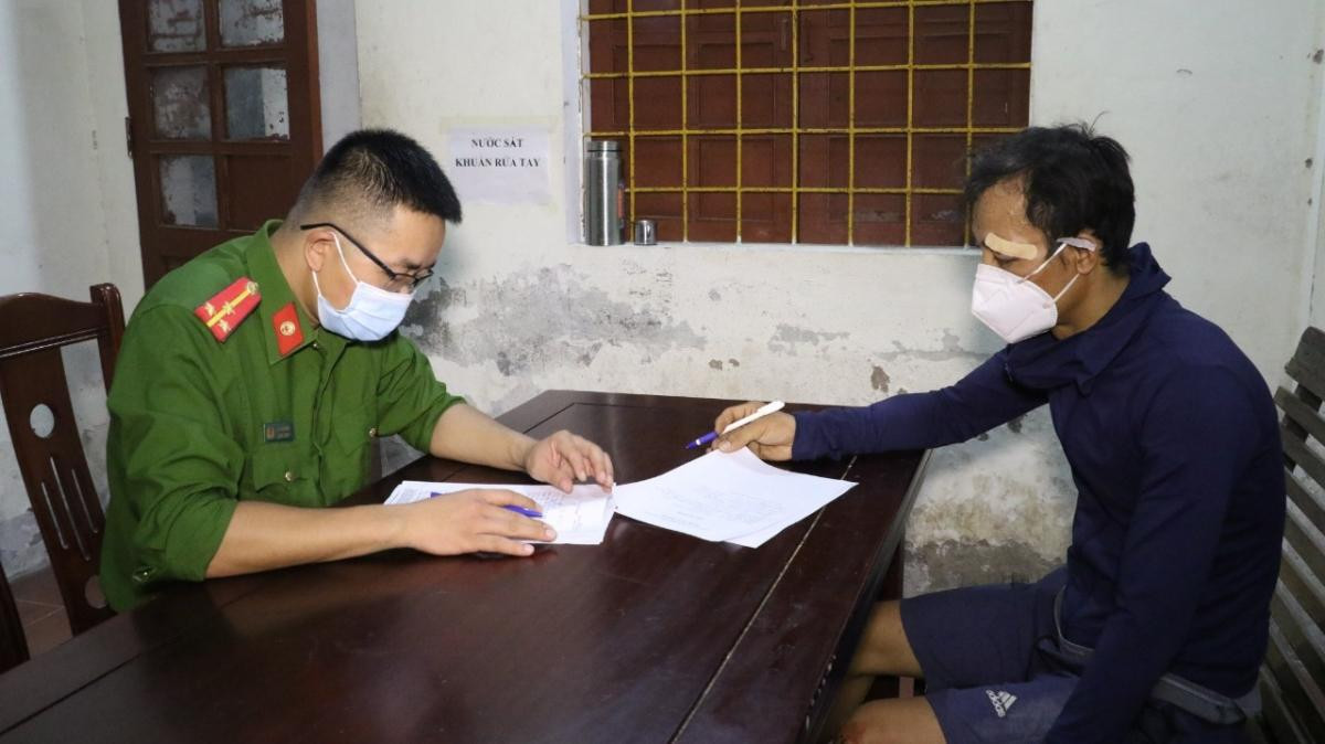 Công an lấy lời khai đối tượng.