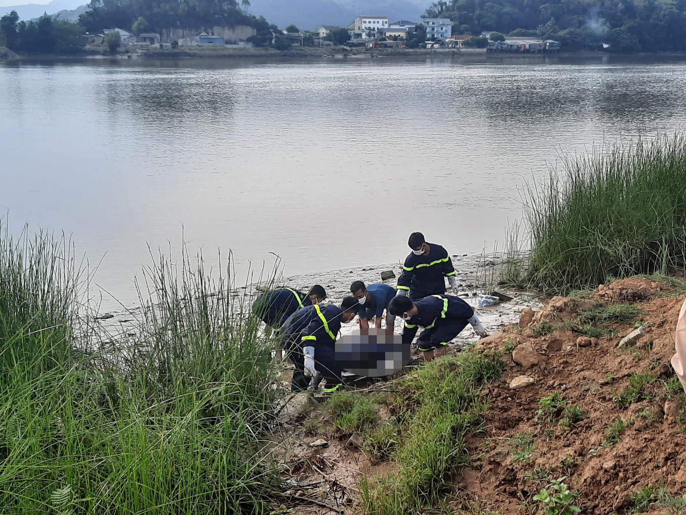 Thi thể chị Q.A. được tìm thấy trên bờ sông Lam lúc 5h sáng 7/6 sau 2 ngày cơ quan chức năng và gia đình tìm kiếm. Thi thể chị Q.A. được tìm thấy trên bờ sông Lam lúc 5h sáng 7/6 sau 2 ngày cơ quan chức năng và gia đình tìm kiếm.