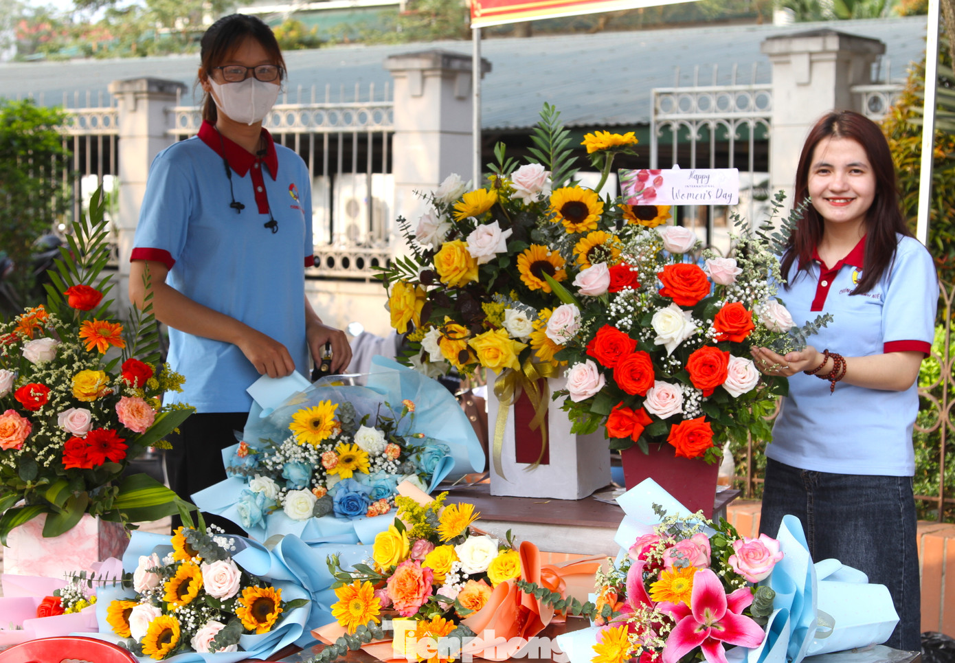 Cứ mỗi lần đến dịp các ngày lễ, nhóm Chúng thanh niên phật tử Phật Quang lại mua hoa tươi về tự tay cắm bày bán trước khu vực cổng trường Đại học Vinh để gây quỹ từ thiện. Những bạn bày bán hoa là phật tử tình nguyện tham gia để bày bán mong có thêm kinh phí để thực hiện các hoạt động xã hội, từ thiện trên địa bàn.