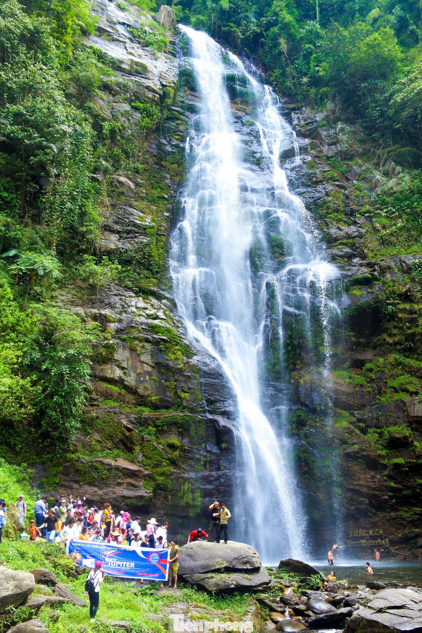 Thác Kèm nằm trong địa phận của vườn quốc gia Pù Mát thuộc xã Lục Dạ (huyện Con Cuông), cách thị trấn chừng 20 km về phía Nam. Theo những người Thái sinh sống nơi đây, thác còn có tên gọi khác là Bổ Bố (có nghĩa là dải lụa trắng).