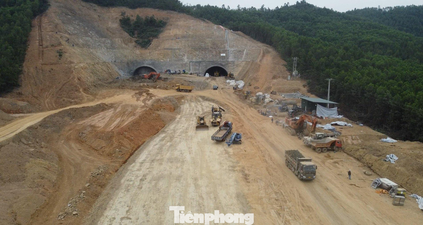 Ông Phạm Văn Minh - Phó Giám đốc Ban Quản lý dự án 6 cho biết, riêng tại 4 gói xây lắp của dự án thành phần Nghi Sơn - Diễn Châu, 4 liên danh nhà thầu đang đồng loạt triển khai gần 40 mũi thi công với hơn 600 kỹ sư công nhân cùng gần 300 máy móc các loại. Sản lượng ước đạt 7% giá trị hợp đồng, cơ bản đáp ứng yêu cầu kế hoạch đề ra.