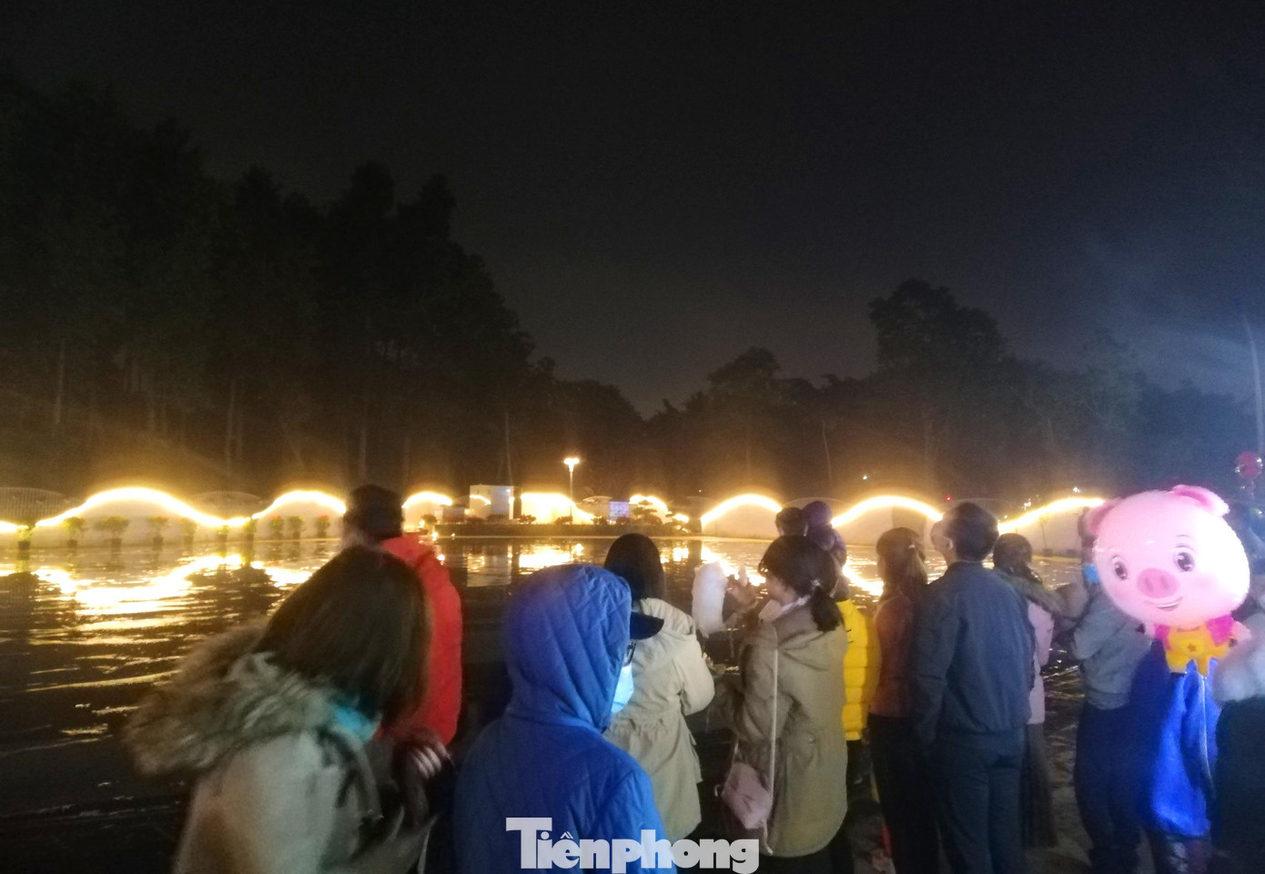 Công trình có thiết kế như con rồng uốn lượn ôm bọc trăm trứng vào lòng ngay dưới chân núi Chung thể hiện nguồn gốc con rồng cháu tiên từ thuở Cha Lạc Long Quân và Mẹ Âu Cơ.