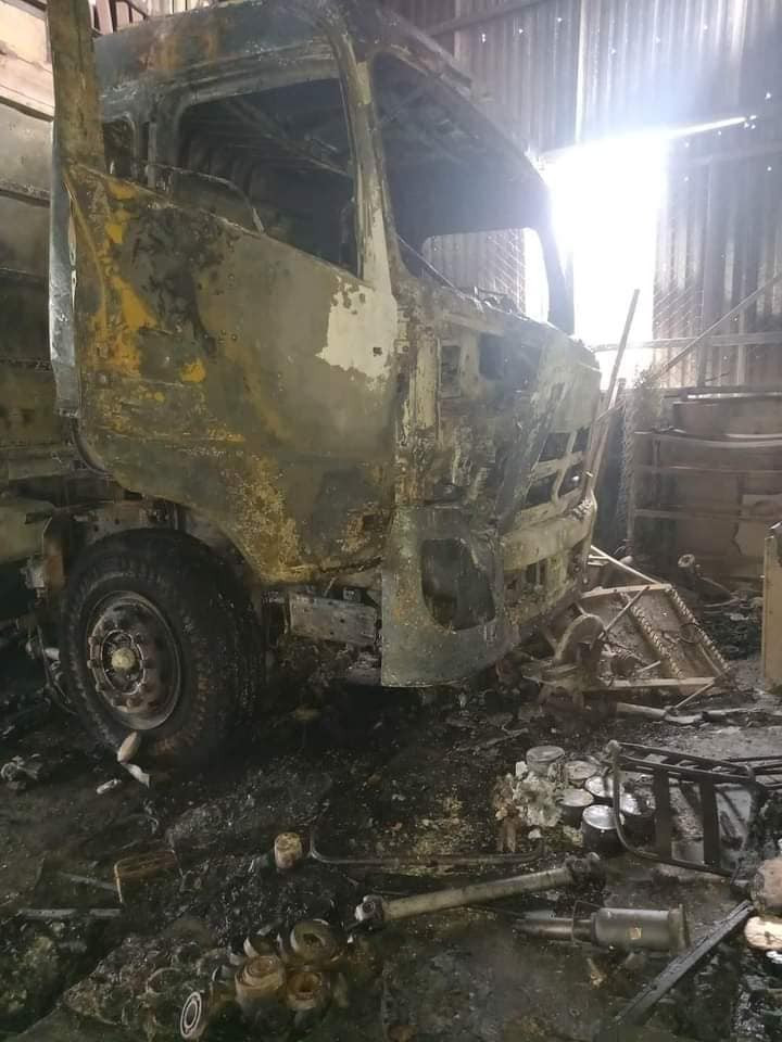 Chiếc xe tải của khách đến sửa đã bị lửa thiêu rụi. Chiếc xe tải của khách đến sửa đã bị lửa thiêu rụi.