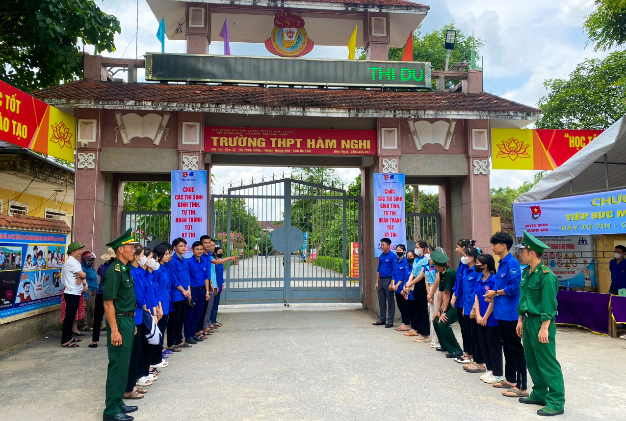 Ngày 6/6, gần 17.000 thí sinh tại Hà Tĩnh đã tham dự kỳ thi tuyển sinh vào lớp 10 năm 2023. Để kỳ thi diễn ra thuận lợi, ngoài lực lượng công an, đoàn viên thanh niên tình nguyện, các chiến sĩ biên phòng cũng có mặt tại một số địa điểm thi để hỗ trợ, tiếp sức cho sĩ tử.
