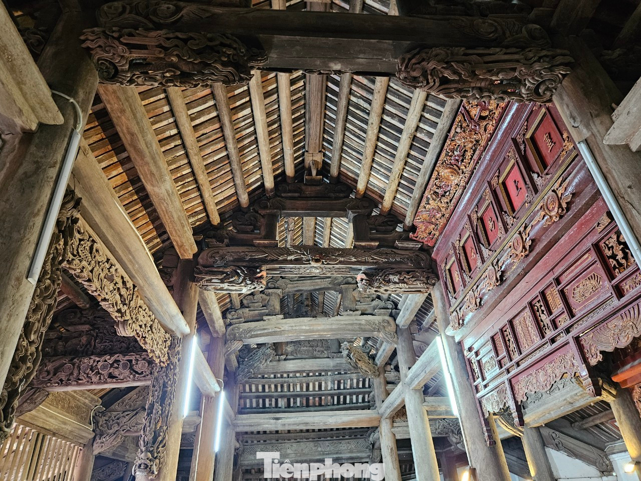 Hầu như bộ vì tại di tích đình Hoành Sơn đều có những mảng chạm về rồng với nhiều hình dạng khác nhau và gần như không bị trùng lặp về đề tài trang trí. Hầu như bộ vì tại di tích đình Hoành Sơn đều có những mảng chạm về rồng với nhiều hình dạng khác nhau và gần như không bị trùng lặp về đề tài trang trí.