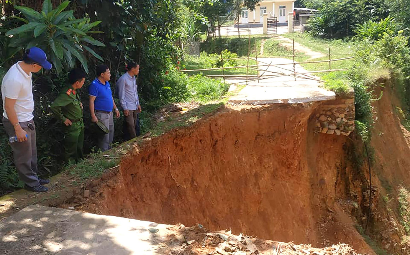 Cả đoạn đường bị cuốn trôi xuống khe suối Cả đoạn đường bị cuốn trôi xuống khe suối