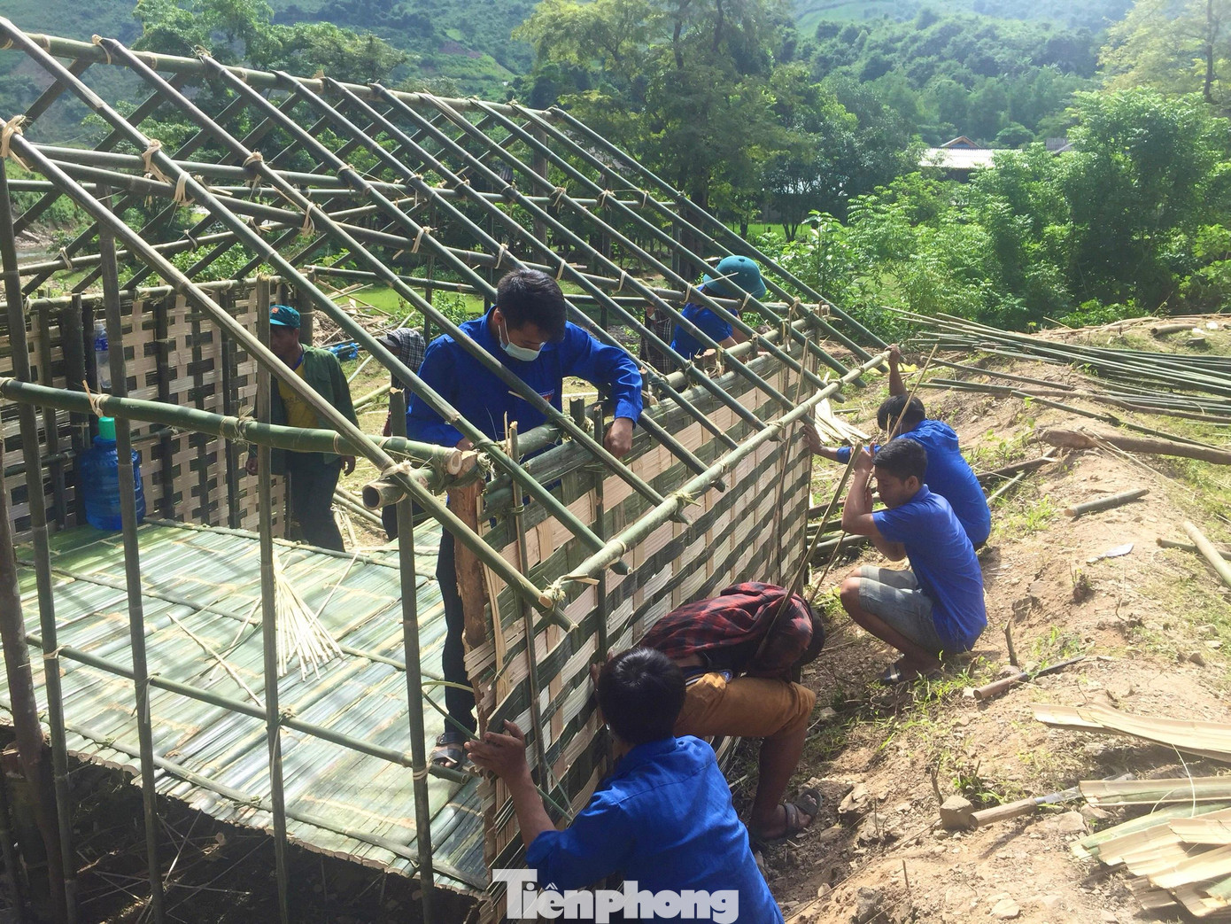 Công việc dựng nhà cho người dân trở về từ vùng dịch cách ly dần được hoàn thiện bởi những bàn tay khéo léo và nhiệt huyết tuổi trẻ. Công việc dựng nhà cho người dân trở về từ vùng dịch cách ly dần được hoàn thiện bởi những bàn tay khéo léo và nhiệt huyết tuổi trẻ.