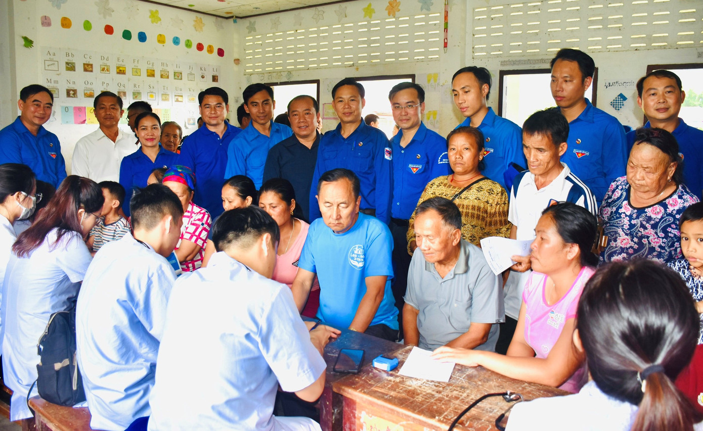 Chiến dịch Thanh niên tình nguyện Hè 2023, Tỉnh Đoàn Hà Tĩnh đã chỉ đạo thành lập Đội hình “Kỳ nghỉ hồng cấp tỉnh” với nòng cốt là các y, bác sỹ trẻ thuộc Hội Thầy thuốc trẻ Hà Tĩnh và đại diện các sở, ngành chuyên môn đã tổ chức khám bệnh, cấp phát thuốc cho 300 người dân Bản Thông Viengkhăm. Chiến dịch Thanh niên tình nguyện Hè 2023, Tỉnh Đoàn Hà Tĩnh đã chỉ đạo thành lập Đội hình “Kỳ nghỉ hồng cấp tỉnh” với nòng cốt là các y, bác sỹ trẻ thuộc Hội Thầy thuốc trẻ Hà Tĩnh và đại diện các sở, ngành chuyên môn đã tổ chức khám bệnh, cấp phát thuốc cho 300 người dân Bản Thông Viengkhăm.