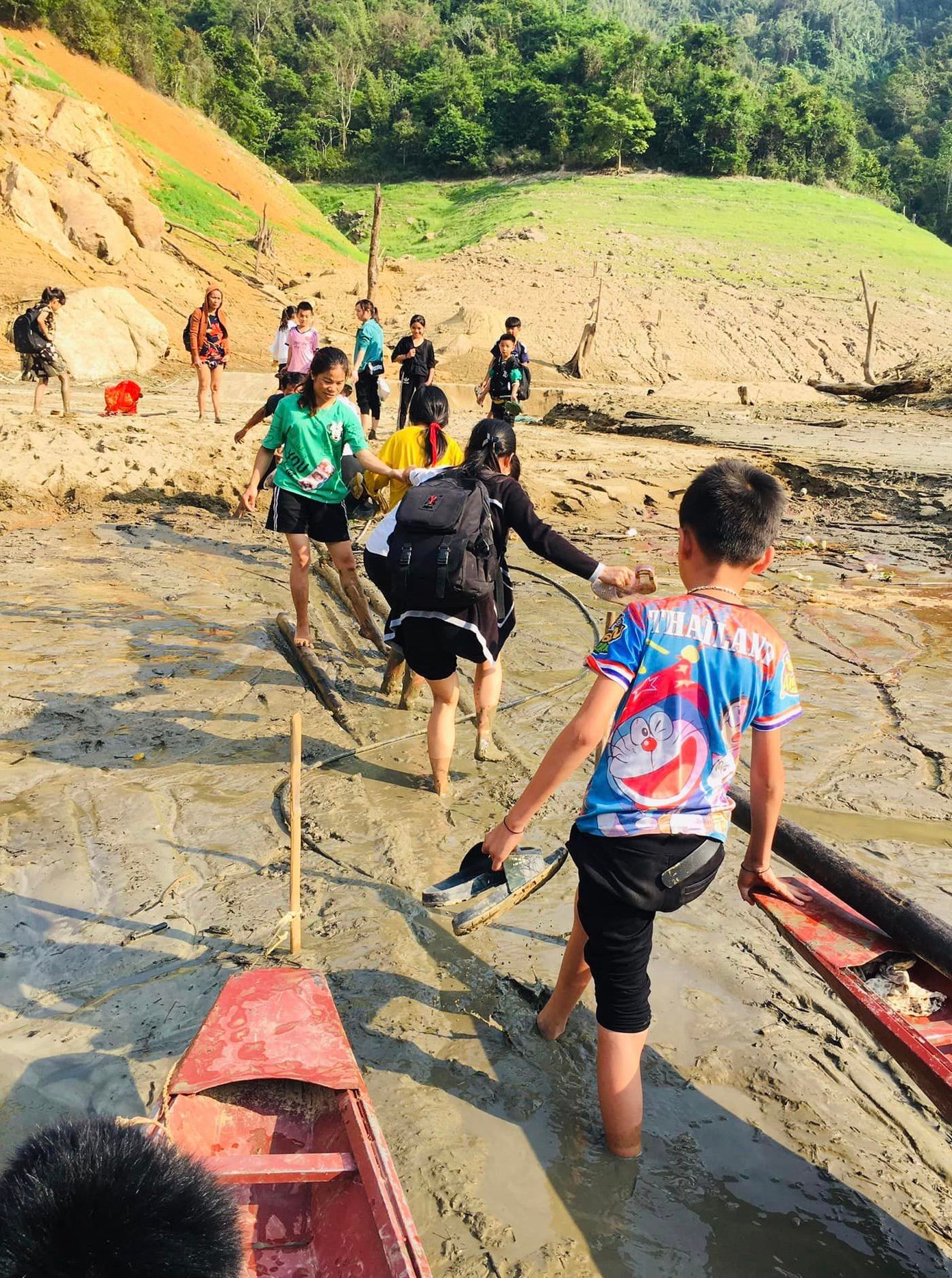 Để đi được vào trung tâm xã Hữu Khuông (huyện Tương Dương, Nghệ An), người dân phải đi thuyền qua lòng hồ Thủy điện Bản Vẽ. Tuy nhiên khi nước rút cạn, thuyền không vào được tận nơi nên bà con dân bản phải lội bộ dưới lớp bùn đất để ra bến thuyền.