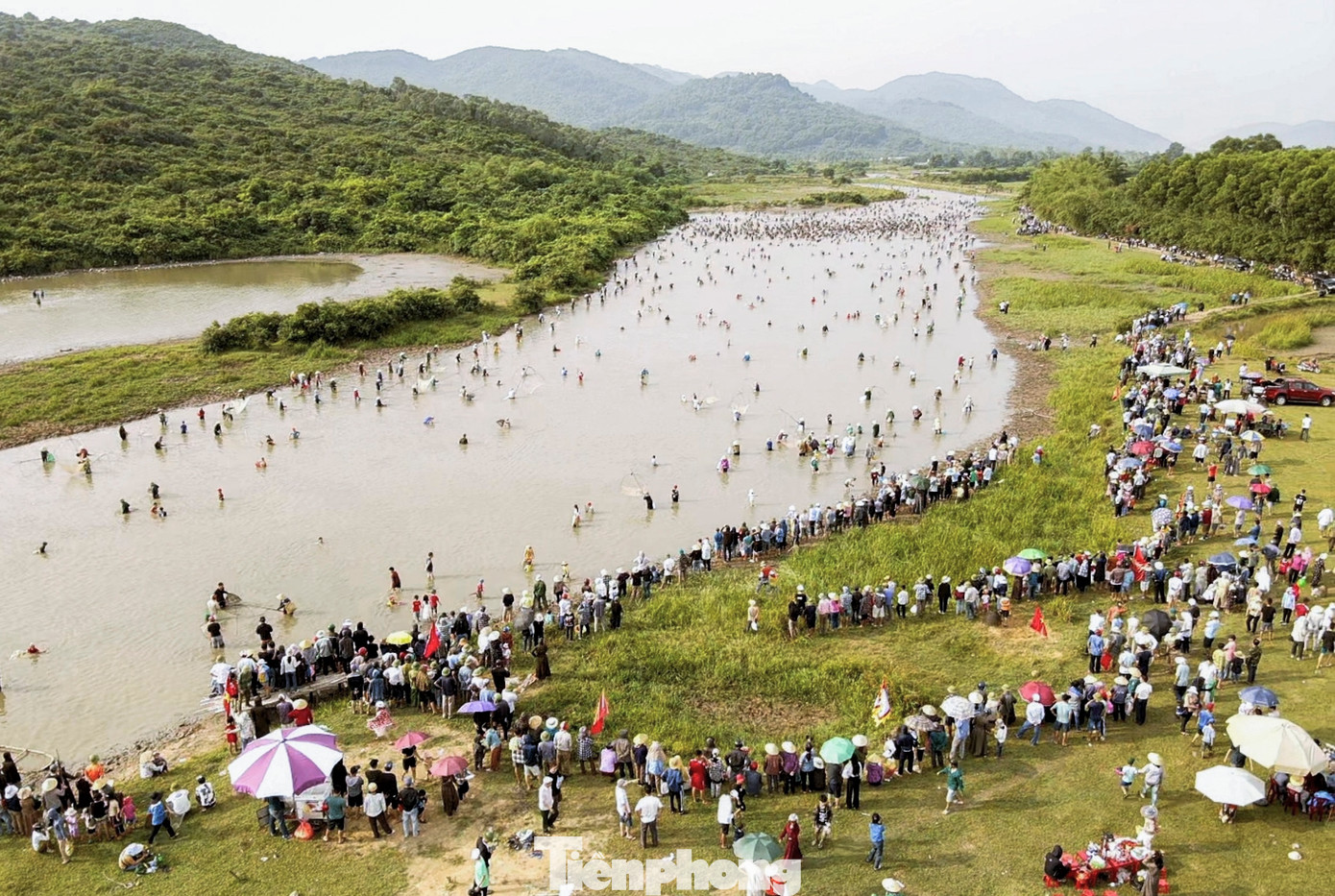 Sáng 4/6, hàng nghìn người đổ về khu vực đầm Vực Rào, thôn Nam Viên, xã Xuân Viên, huyện Nghi Xuân (Hà Tĩnh), để dự lễ hội đánh bắt cá truyền thống Đồng Hoa.