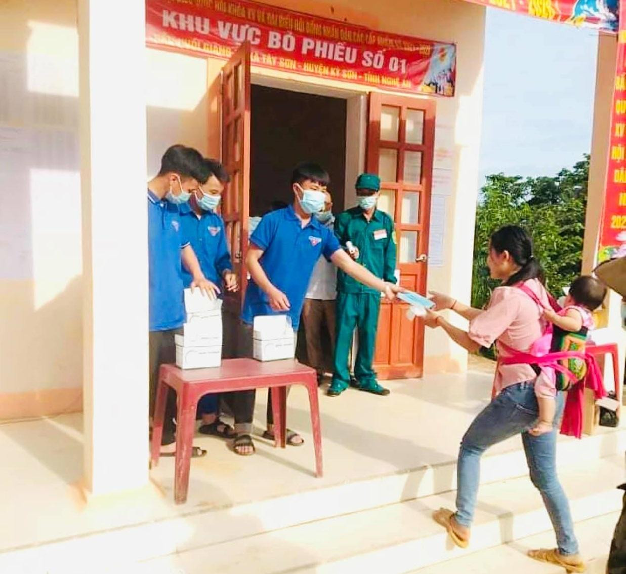 Những người phụ nữ địu con sau lưng tới địa điểm bỏ phiếu. Món quà mà cử tri tặng cho tổ thành viên mang thùng phiếu đến tận nhà, tận bản là những quả mận trong vườn. Không khí rộn ràng ngày hội non sông, thắm tình đoàn kết tại miền biên giới Nghệ An.