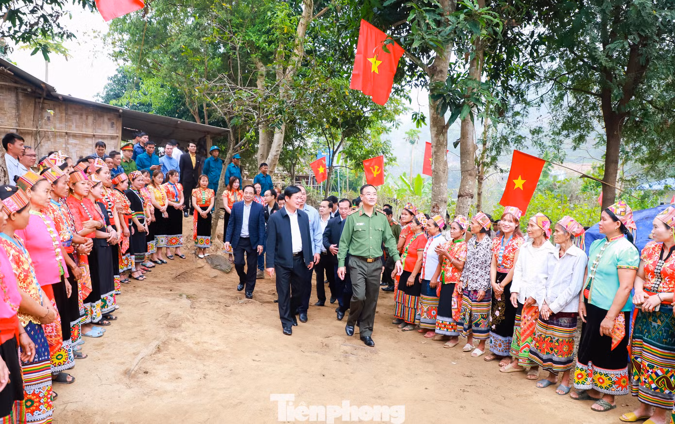 Người dân xã Chiêu Lưu (huyện Kỳ Sơn) vui mừng đón Đoàn công tác đến bàn giao nhà cho người nghèo trên địa bàn. Người dân xã Chiêu Lưu (huyện Kỳ Sơn) vui mừng đón Đoàn công tác đến bàn giao nhà cho người nghèo trên địa bàn.