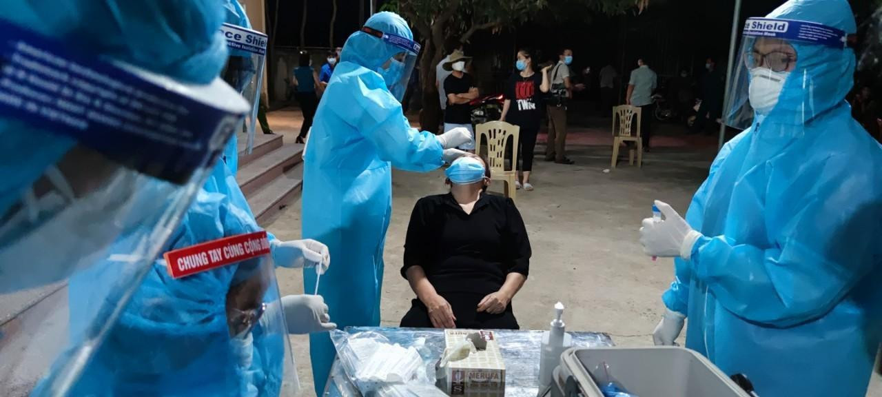 Thành phố Vinh xét nghiệm cho 90 nghìn dân có thu phí.