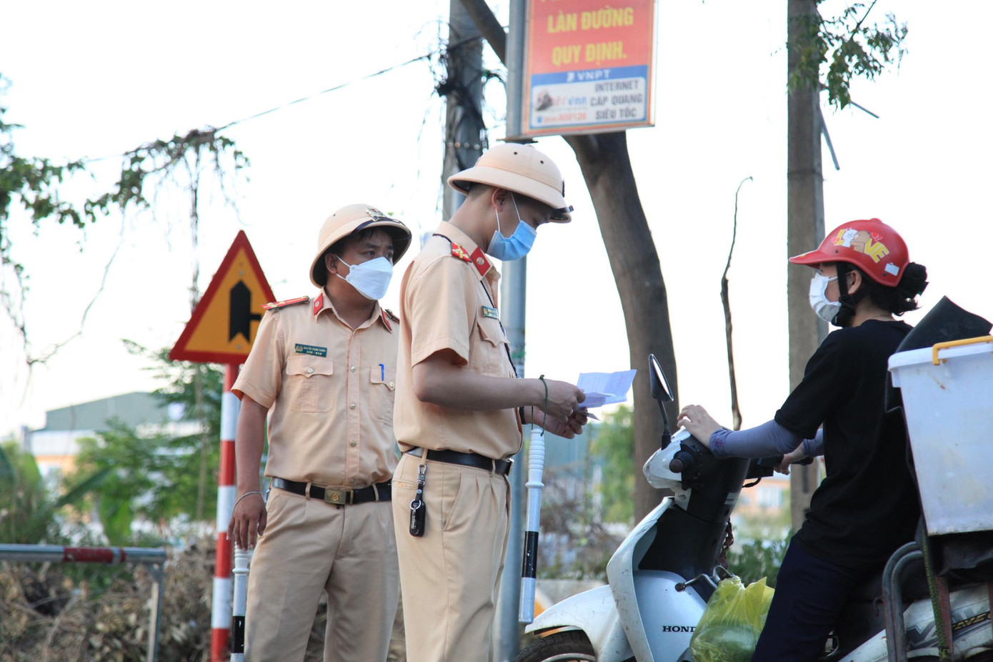 Huyện Hưng Nguyên, Yên Thành (Nghệ An) sẽ thực hiện chỉ thị 16 vào trưa nay. Huyện Hưng Nguyên, Yên Thành (Nghệ An) sẽ thực hiện chỉ thị 16 vào trưa nay.