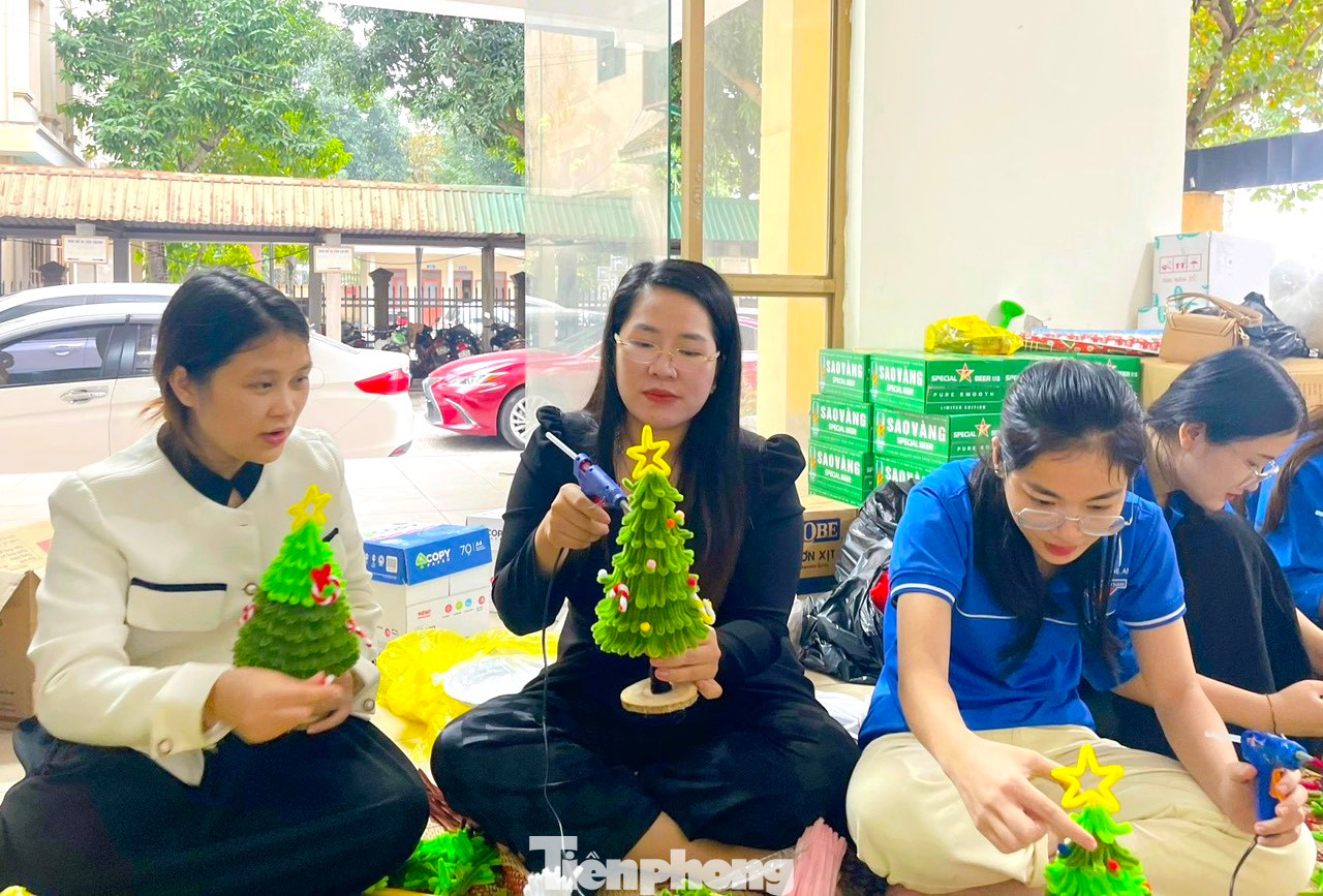 Chị Nguyễn Thị Phương Thúy (áo đen) - Phó Bí thư Tỉnh Đoàn, Chủ tịch Hội LHTN Việt Nam tỉnh Nghệ An tự tay làm những cây thông Noel mini để trao đến cho các em nhỏ.