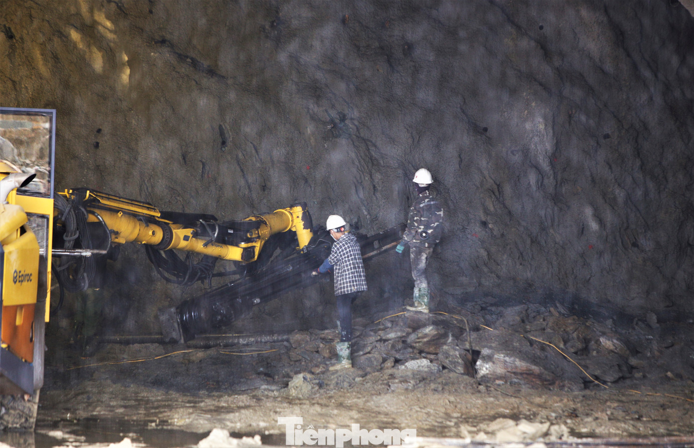 Theo cán bộ kỹ thuật (thuộc Tập đoàn Sơn Hải) cho biết, địa chất núi Đèo Bụt không quá phức tạp song có mạch nước ngầm. Quá trình thăm dò, thi công chưa gặp phải vấn đề quá phức tạp. Việc thi công hầm trải qua nhiều bước từ trắc địa đến khoan, nạp nổ mìn, chọc om, bốc phun, phun bê tông phủ gia cố, rải lưới rồi mới dùng vòm gia cố và phun thêm một lượt bê tông.