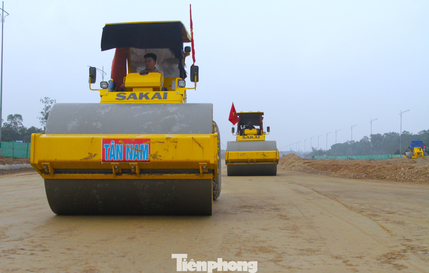 Đại diện lãnh đạo Công ty CP xây dựng Tân Nam cho biết, hiện công ty này đang đẩy nhanh tiến độ để hoàn thành dự án trong khoảng hơn 1 năm, sớm hơn dự kiến. "Dự kiến trong tháng 8/2023, công ty sẽ hoàn thiện và tiến hành rải thảm lớp 1. Một tháng sau đó sẽ rải thảm lớp 2 và bàn giao công trình", đại diện công ty Tân Nam nói và cho biết, đơn vị đã hoàn thành khối lượng công trình nghiệm thu đạt 280 tỷ đồng/700 tỷ đồng.