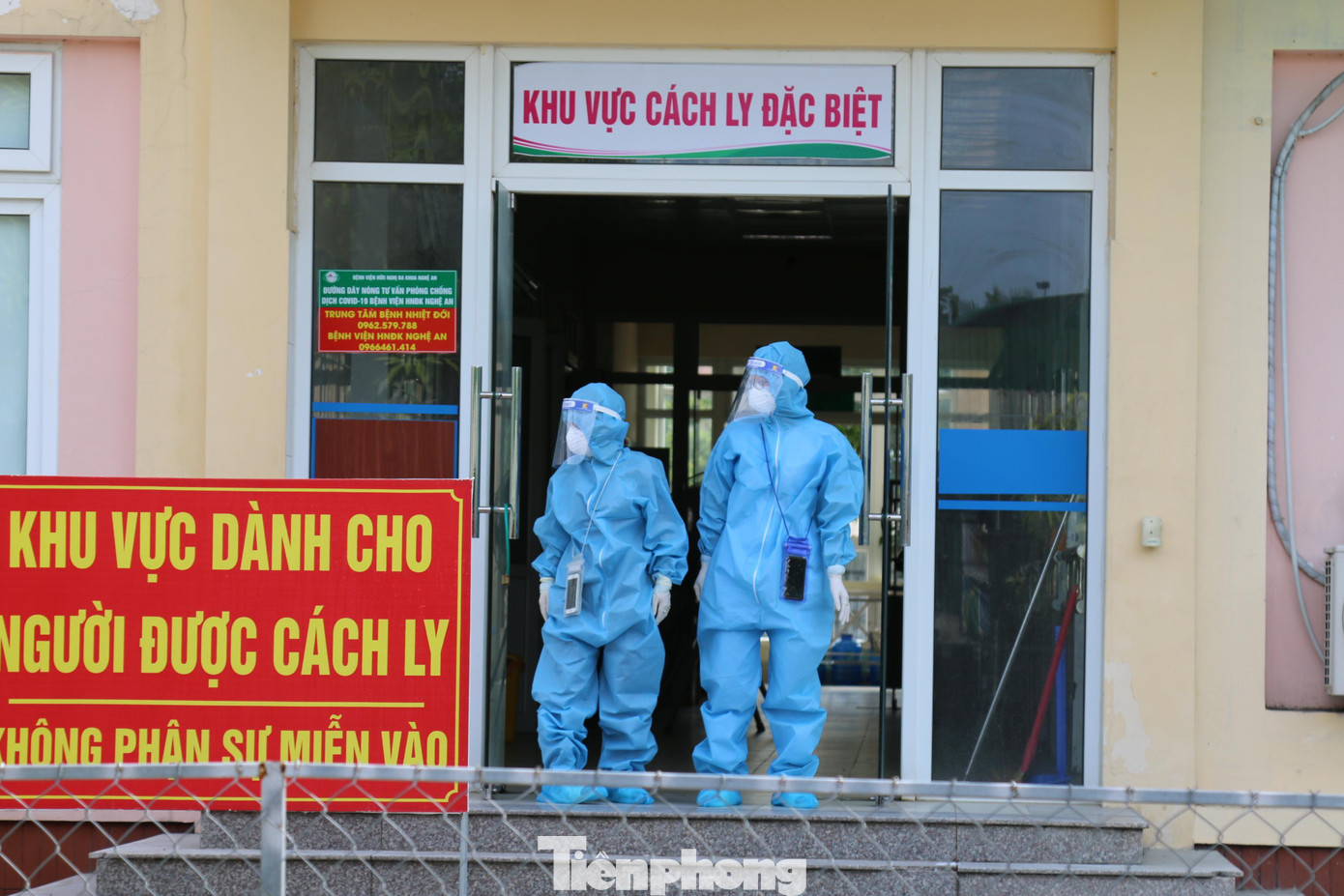 Phía trước cửa chính của khu vực cách ly đặc biệt luôn có nhân viên y tế giám sát.