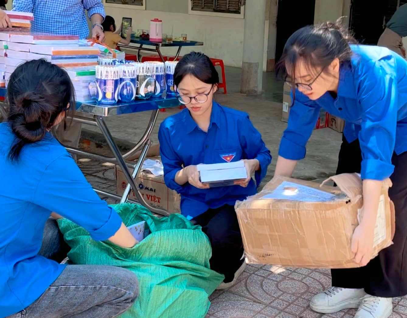 Hàng nghìn cuốn sách, vở mới được đóng gói cẩn thận để trao tặng các bạn học sinh. Hàng nghìn cuốn sách, vở mới được đóng gói cẩn thận để trao tặng các bạn học sinh.