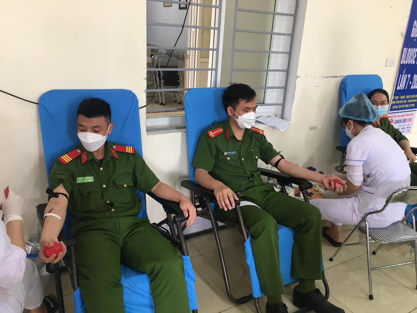 Các chiến sỹ Công an tỉnh Nghệ An hiến máu cứu bệnh nhân suy tim