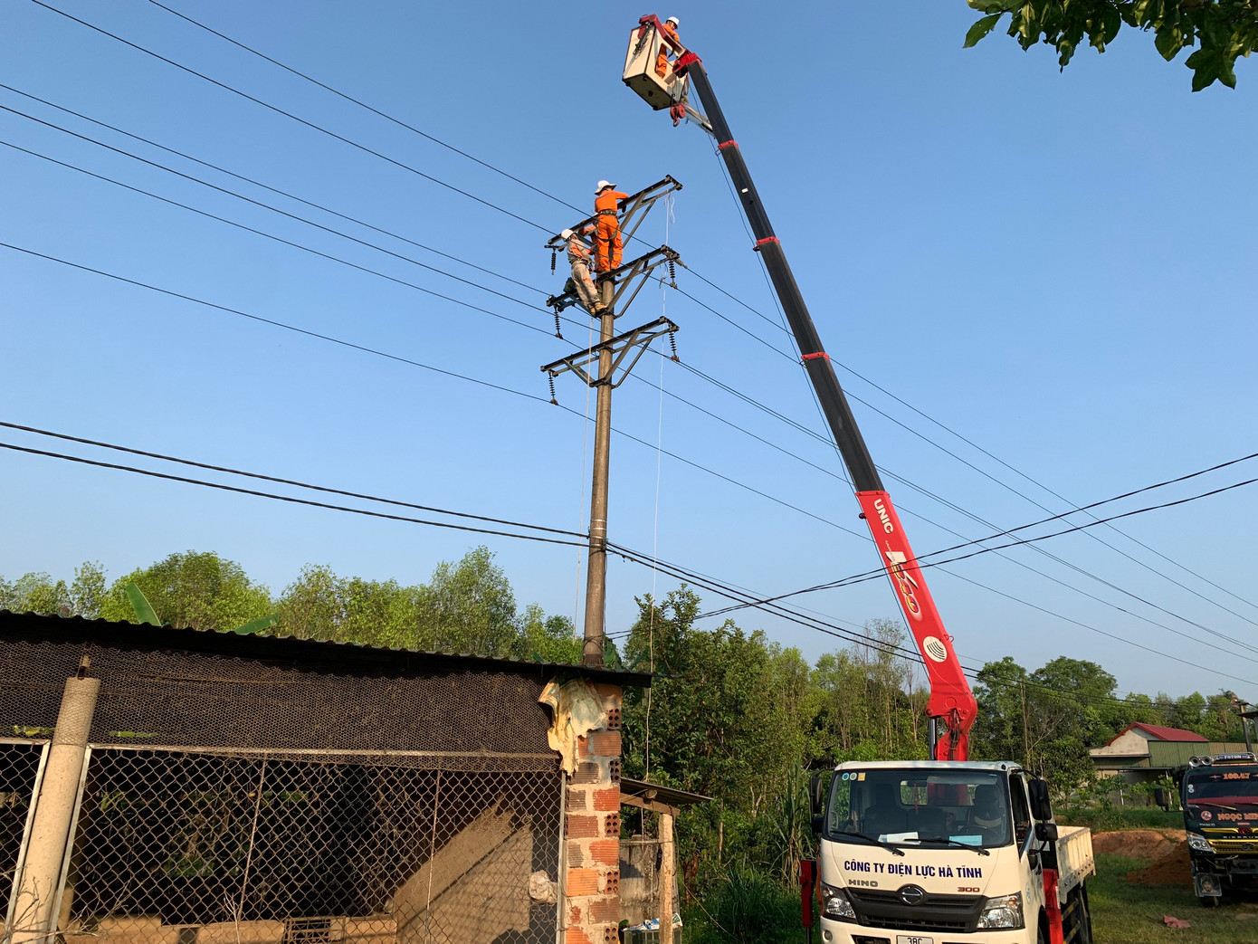 Lãnh đạo Công ty Điện lực Hà Tĩnh đã phê bình Điện lực huyện Hương Khê vì thiếu sự chủ động trong việc nắm bắt tình hình thời tiết dẫn đến sự bức xúc của người dân. Lãnh đạo Công ty Điện lực Hà Tĩnh đã phê bình Điện lực huyện Hương Khê vì thiếu sự chủ động trong việc nắm bắt tình hình thời tiết dẫn đến sự bức xúc của người dân.