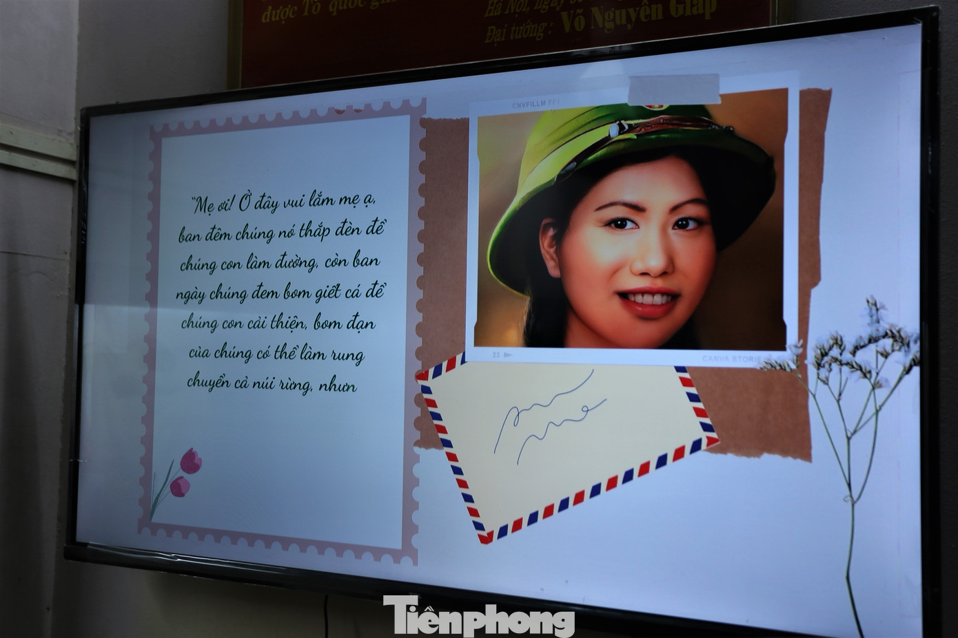 Bức thư của tiểu đội trưởng Võ Thị Tần gửi mẹ 5 ngày trước khi hy sinh nay được lập trình trên thiết bị điện tử cùng tấm ảnh màu của nữ liệt sĩ đã được phục chế.
