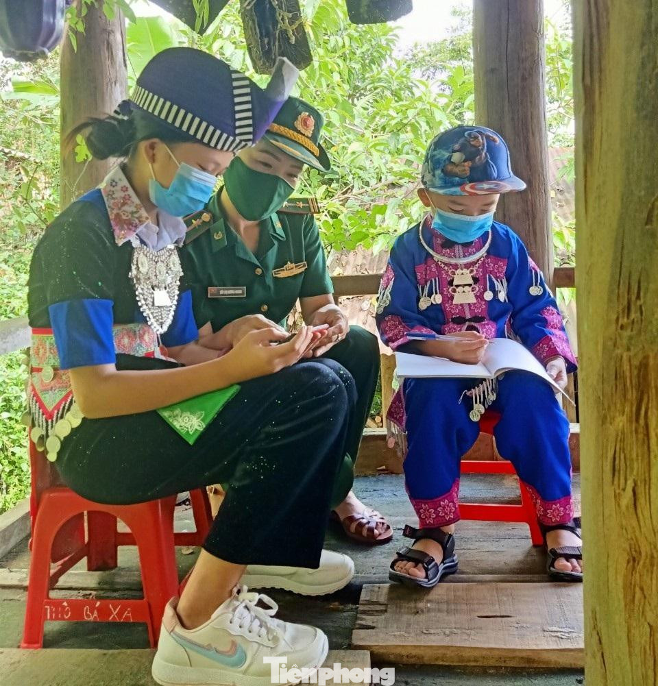 Những hộ gia đình có hoàn cảnh khó khăn, không thể có điện thoại cho con em học trực tuyến, Bộ đội biên phòng đã cho mượn để các em duy trì việc học của mình. Hôm qua (ngày 5/9), hơn 850 nghìn học sinh Nghệ An cùng với học sinh cả nước đón Lễ khai giảng năm học 2021-2022. Những hộ gia đình có hoàn cảnh khó khăn, không thể có điện thoại cho con em học trực tuyến, Bộ đội biên phòng đã cho mượn để các em duy trì việc học của mình. Hôm qua (ngày 5/9), hơn 850 nghìn học sinh Nghệ An cùng với học sinh cả nước đón Lễ khai giảng năm học 2021-2022.