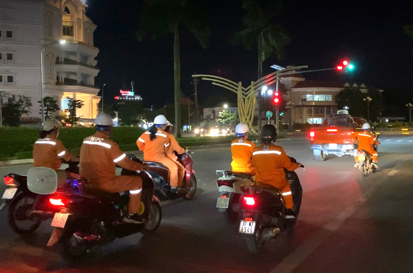 Để việc tuyên truyền thực sự đến được tai mỗi người dân, cứ mỗi tối các cán bộ, nhân viên Công ty điện lực TP Vinh (Nghệ An) lại dùng loa phóng thanh buộc vào ô tô, xe máy đi dọc các tuyến đường, ngõ phố trên địa bàn để phát loa kêu gọi người dân sử dụng tiết kiệm điện.