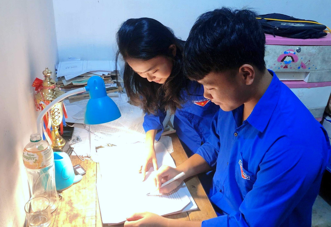 Anh Nguyễn Tất Hùng - Phó Bí thư Huyện đoàn Đô Lương chia sẻ: "Trước đó các đoàn cơ sở sẽ khảo sát xem những em học sinh nào có nhu cầu kèm học và cần kèm những môn gì. Các cơ sở đoàn từ đó sẽ tìm kiếm những đoàn viên là sinh viên có thành tích học tập xuất sắc, các giáo viên dạy giỏi phù hợp với môn học của các em cần để đến hỗ trợ kèm cặp ôn thi. Tùy vào lịch của các em, các đoàn viên sẽ đến hỗ trợ vào buổi ngày hoặc buổi đêm". Anh Nguyễn Tất Hùng - Phó Bí thư Huyện đoàn Đô Lương chia sẻ: "Trước đó các đoàn cơ sở sẽ khảo sát xem những em học sinh nào có nhu cầu kèm học và cần kèm những môn gì. Các cơ sở đoàn từ đó sẽ tìm kiếm những đoàn viên là sinh viên có thành tích học tập xuất sắc, các giáo viên dạy giỏi phù hợp với môn học của các em cần để đến hỗ trợ kèm cặp ôn thi. Tùy vào lịch của các em, các đoàn viên sẽ đến hỗ trợ vào buổi ngày hoặc buổi đêm".