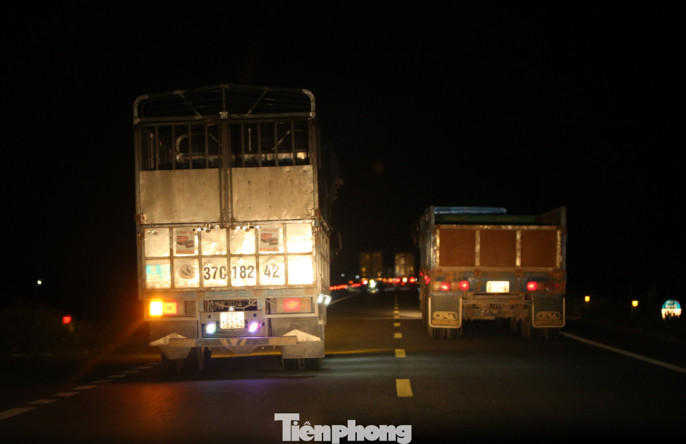 Đủ loại xe với kích cỡ khác nhau, chủ yếu mang biển ngoại tỉnh di chuyển liên tục trên cung đường ven biển. Trong ảnh là loạt xe chạy trên đường ven biển với tốc độ khá cao đoạn qua thị trấn Lộc Hà, xã Thịnh Lộc (huyện Lộc Hà).