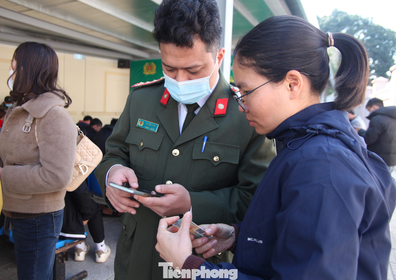 Khác với mọi năm, năm nay toàn bộ việc cấp đổi hộ chiếu cho công dân sẽ được thực hiện online trên Cổng Dịch vụ công Quốc gia. Tuy nhiên, vẫn có những trường hợp bắt buộc phải thực hiện đăng ký tại chỗ như các trường hợp dưới 14 tuổi chưa có căn cước công dân.