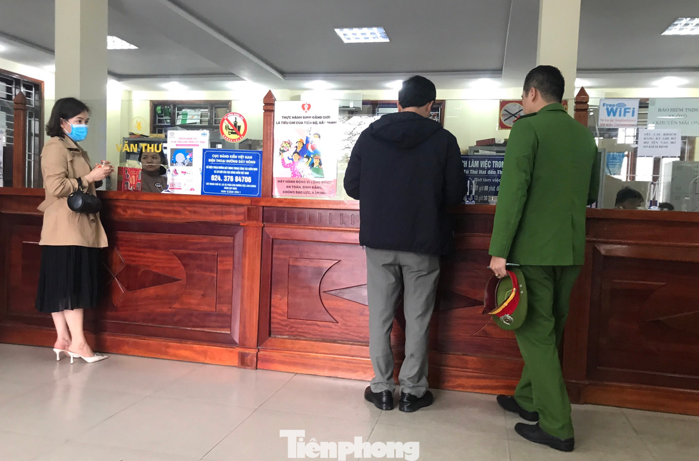 Giám đốc Trung tâm Đăng kiểm ký các giấy tờ liên quan trong quá trình làm việc. Giám đốc Trung tâm Đăng kiểm ký các giấy tờ liên quan trong quá trình làm việc.