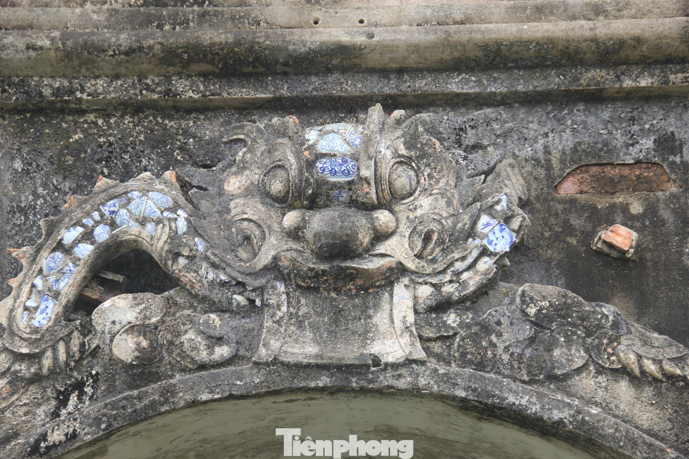 Chung quanh thành tam quan đều có các bức hoành, câu đối, nhưng trải qua lâu ngày, bị gió mưa làm xói lở và cây cối che phủ nên phần nhiều chữ không đọc được. Những khảm sành cũng bị hư hỏng nặng.