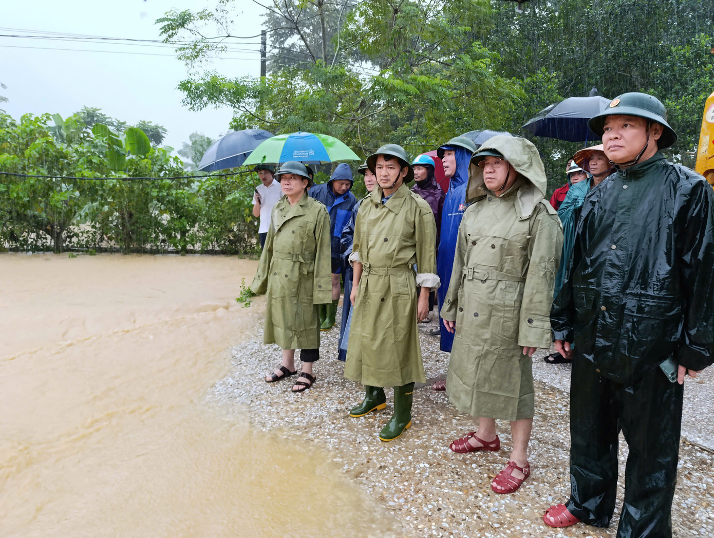 Tại huyện Con Cuông, ông Lô Văn Thao – Chủ tịch UBND huyện thông tin, chính quyền địa phương đã sơ tán 55 hộ dân với 220 nhân khẩu trong vùng ngập lụt, nguy cơ sạt lở đất đến nơi an toàn. Quốc lộ 7 đi qua địa bàn huyện bị sạt lở nghiêm trọng ở đoạn Dốc Chó, đá lăn, cây đổ từ núi xuống ở đoạn Vực Bồng. Các công trình giao thông, trường học bị ảnh hưởng.