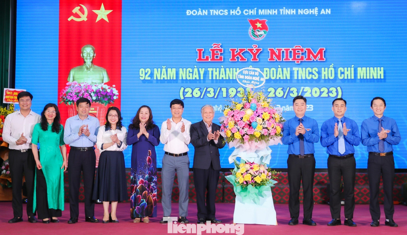 Cựu cán bộ Tỉnh Đoàn Nghệ An chúc mừng.