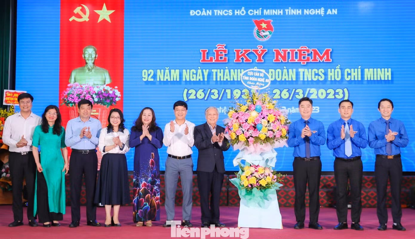 Cựu cán bộ Tỉnh Đoàn Nghệ An chúc mừng.