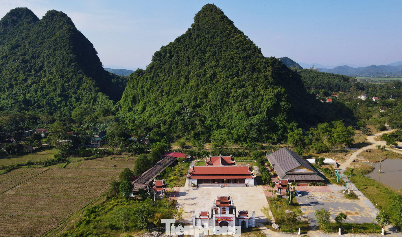 Một địa chỉ ấn tượng là chùa Anh Sơn. Ngôi chùa này nằm trong quần thể Đền Cửa Luỹ thuộc xã Hoa Sơn, huyện Anh Sơn, tỉnh Nghệ An. Chùa được khởi công xây dựng từ năm 2019, cách thành phố Vinh khoảng 100km, cách huyện Anh Sơn 7km, là ngôi chùa lớn nhất ở miền Tây xứ Nghệ.