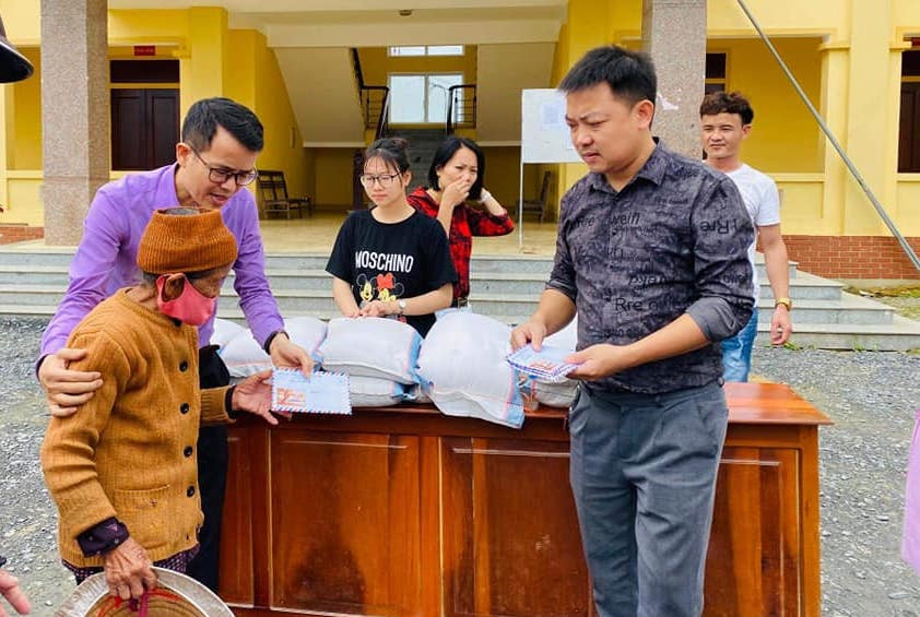 Không chỉ tham gia hiến máu cứu người, anh Đức còn cùng nhiều người tham gia các công tác thiện nguyện, giúp đỡ các hoàn cảnh khó khăn trên địa bàn Nghệ An. Không chỉ tham gia hiến máu cứu người, anh Đức còn cùng nhiều người tham gia các công tác thiện nguyện, giúp đỡ các hoàn cảnh khó khăn trên địa bàn Nghệ An.